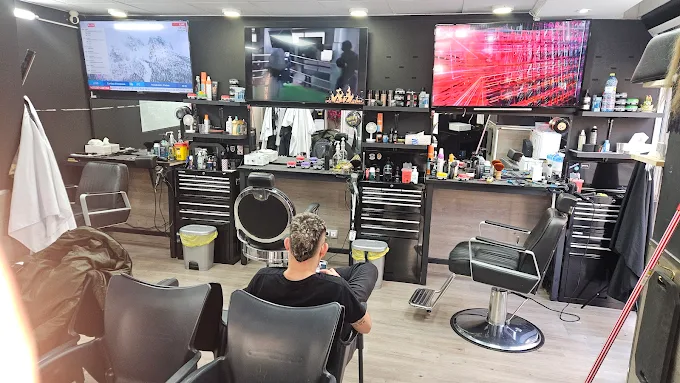 Interior de Miami 305 Barber — ambiente urbano en Alicante